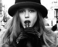 非主流黑白抽烟的女生头像图片人物素材
