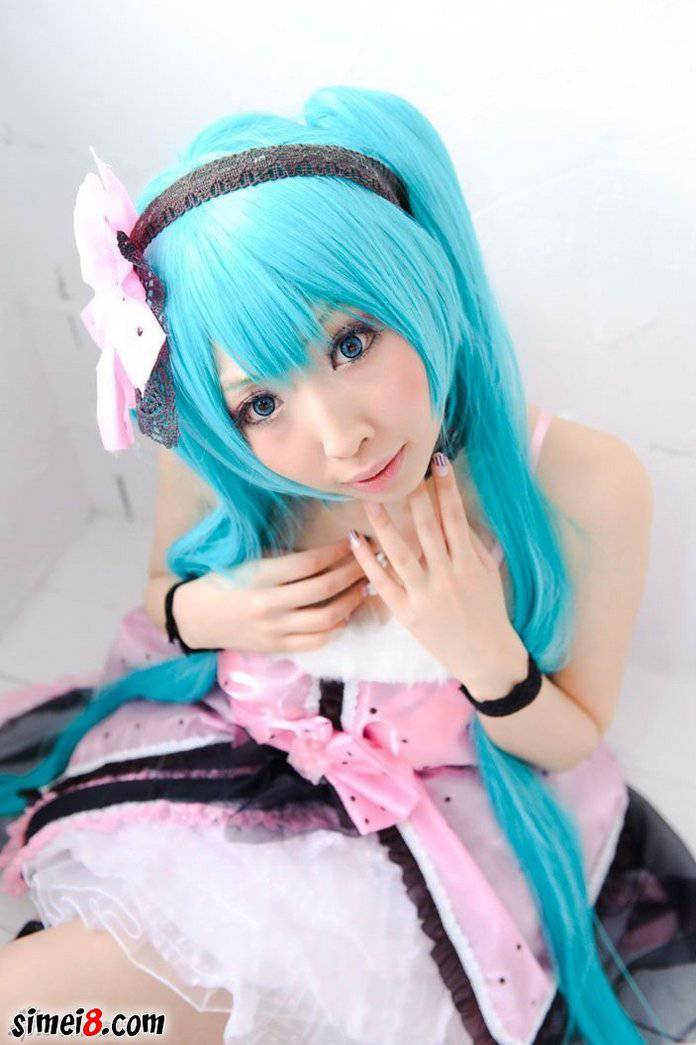 妹子Cosplay初音未来粉嫩私房照