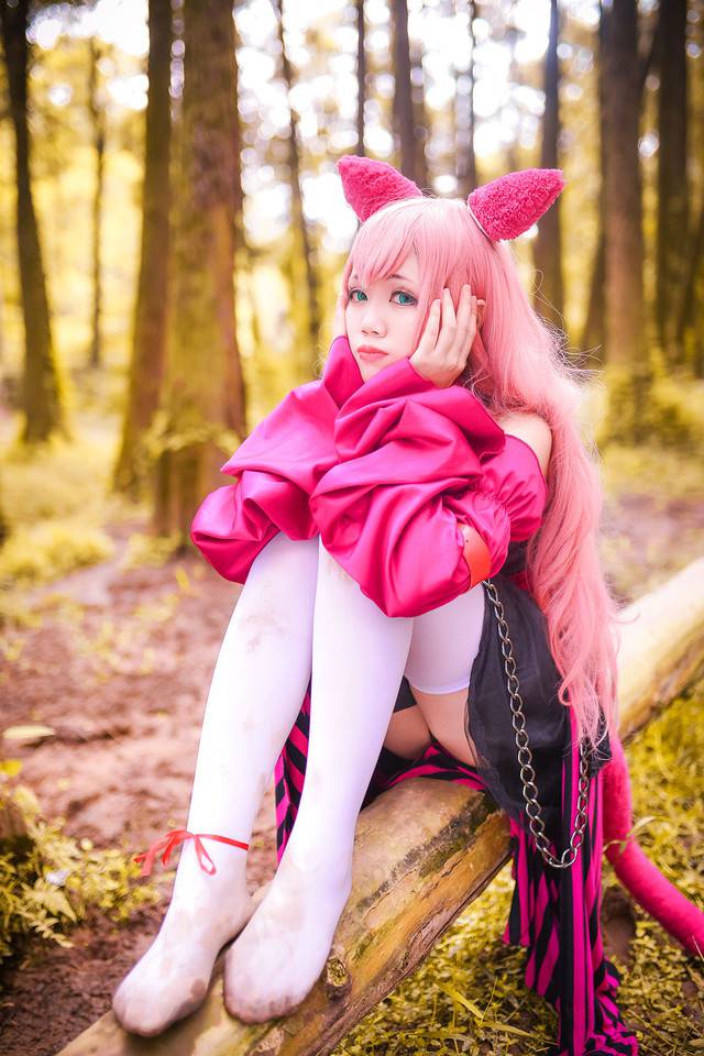 最新cosplay美女秀身材图片