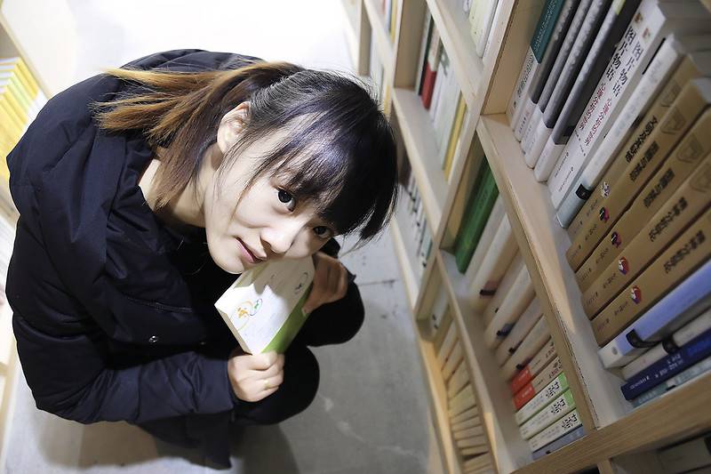 女生图片唯美清新图书馆生活赏析