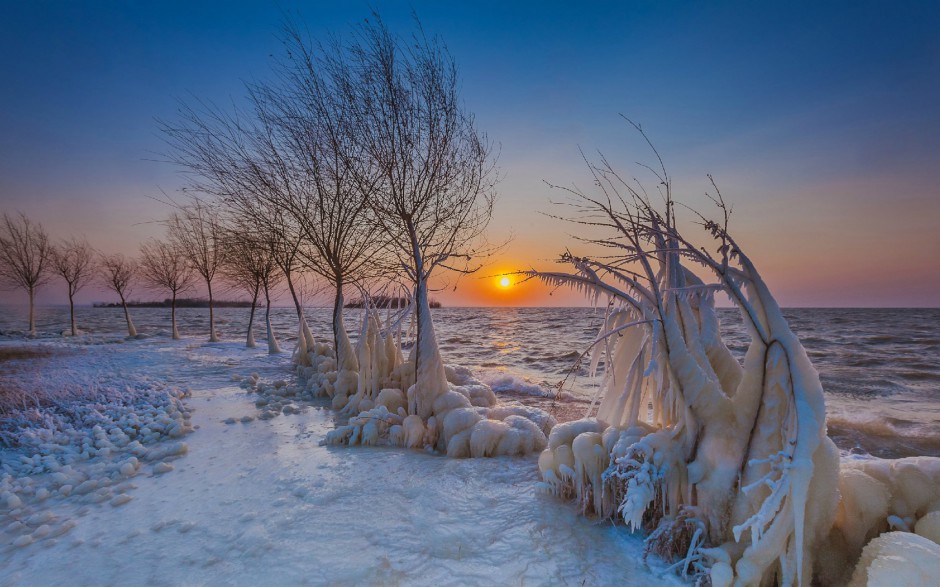 冬天的河流雪景高清图片