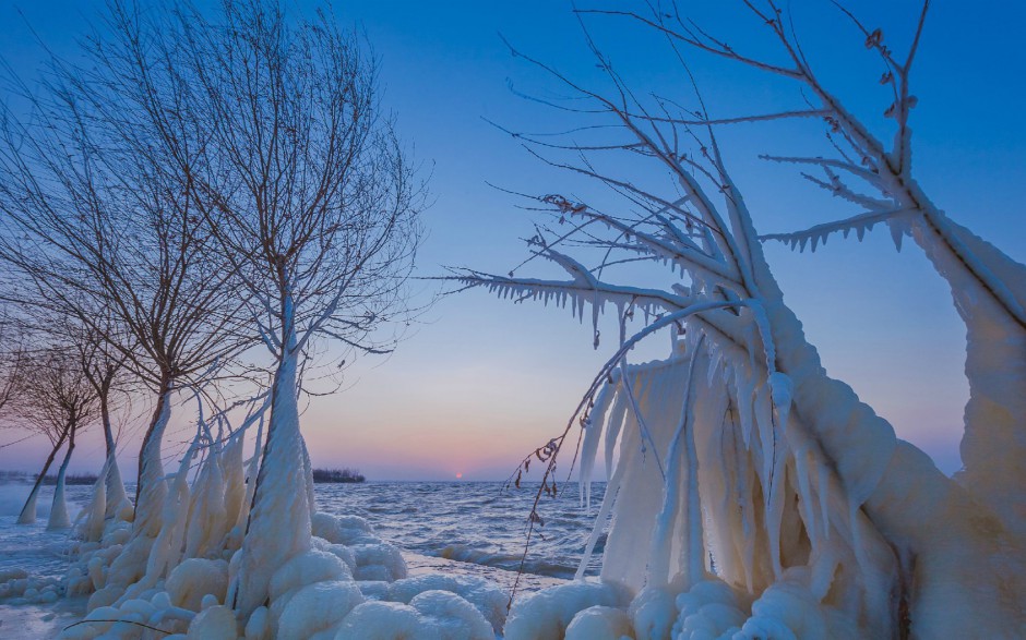 冬天的河流雪景高清图片