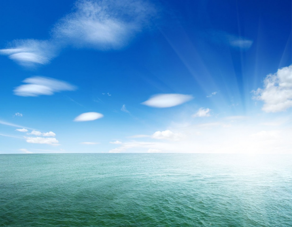 蓝天白云下美丽的大海风景图片