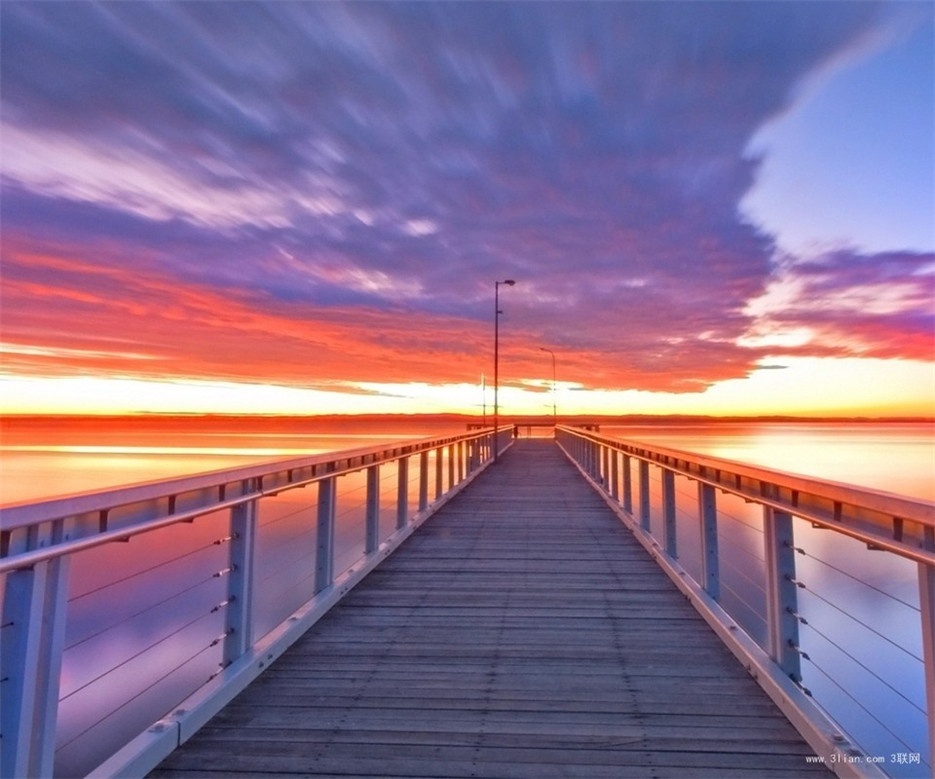 唯美的落日黄昏码头海景图片