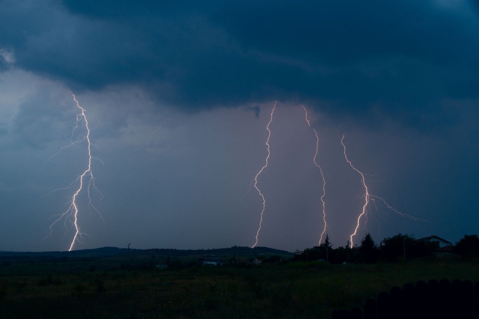 明亮绚丽的闪电风景图片