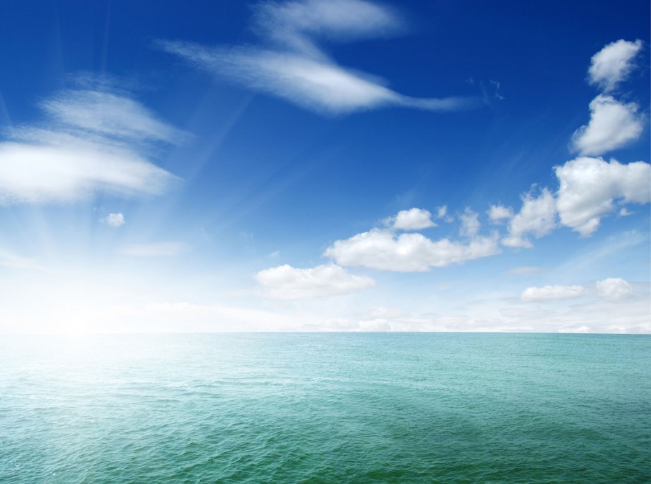 蓝天白云下美丽的大海风景图片
