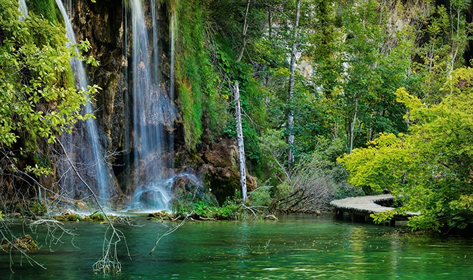 一泻千里的山水瀑布风景图片