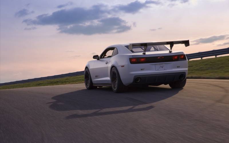 白色的雪佛兰科迈罗概念车图片