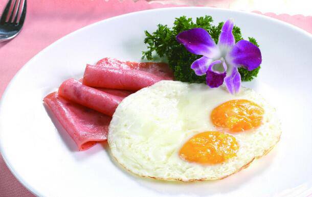 法式早餐火腿煎双蛋图片