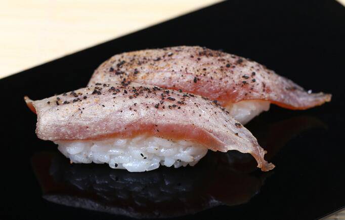 精选黑椒吞拿鱼寿司图片