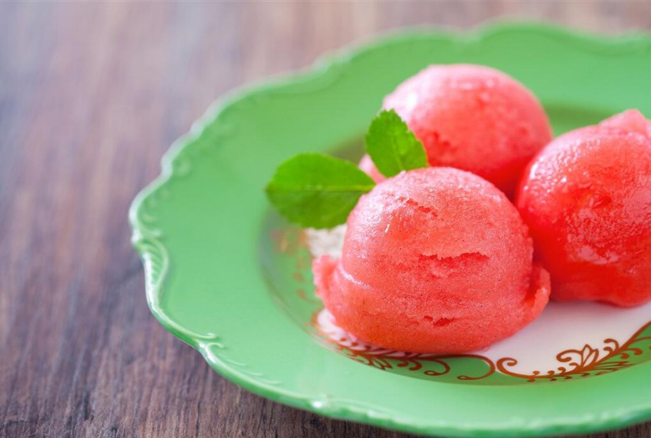 自制草莓冰淇淋唯美高清图片