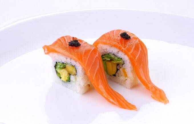 自制好吃的三文鱼寿司图片