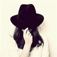 带帽子的女生黑白qq头像图片