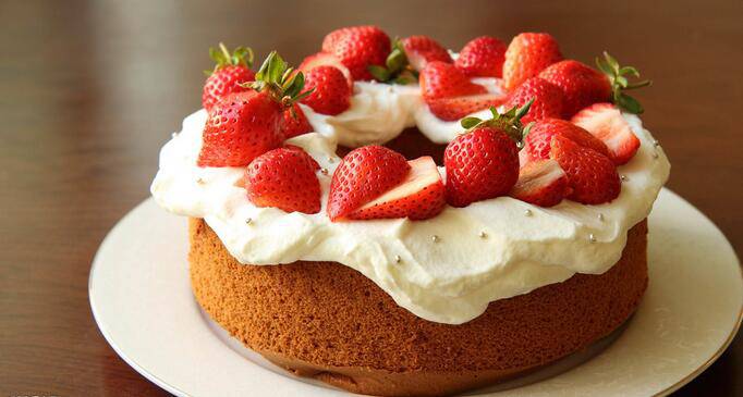 圆形的奶油草莓蛋糕图片