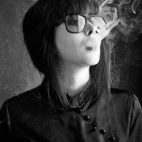 简约个性吸烟女生图片头像