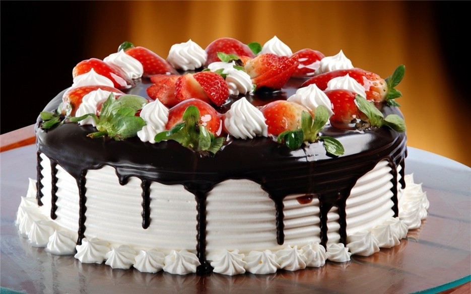 诱人美味的巧克力草莓蛋糕图片