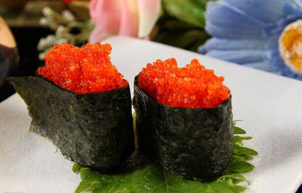 营养丰富的红鱼籽寿司图片