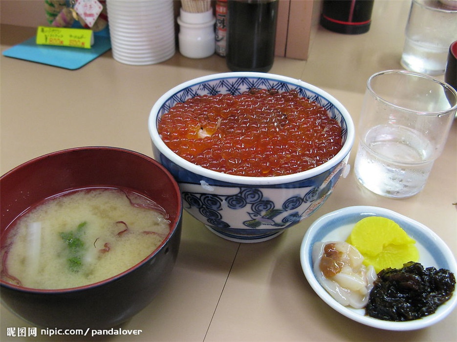 备受欢迎的日本鱼子酱食物图片