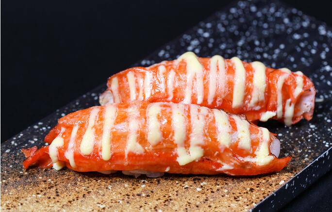 火炙北海道蟹棒寿司高清图片