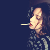 简约个性吸烟女生图片头像