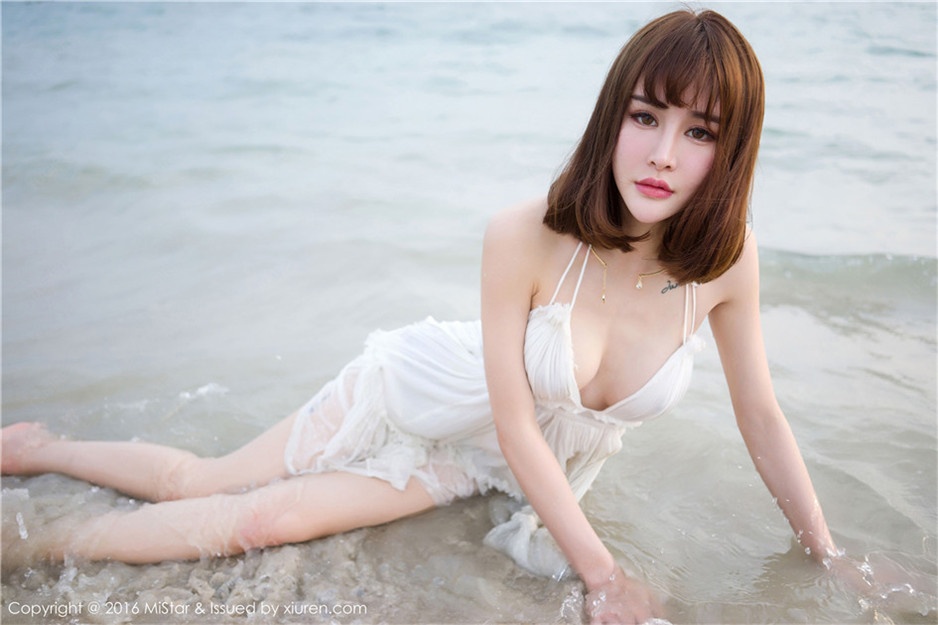 嫩模Cheryl青树唯美清新沙滩写真