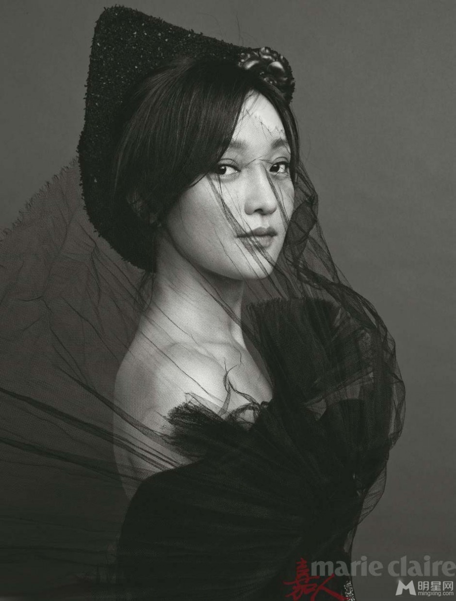 女明星周迅时尚质感黑白图片