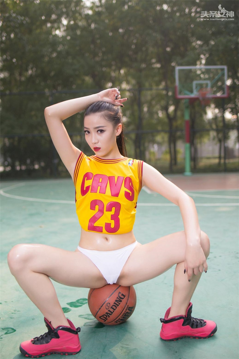 马尾美女瑷珍珍性感篮球宝贝图片