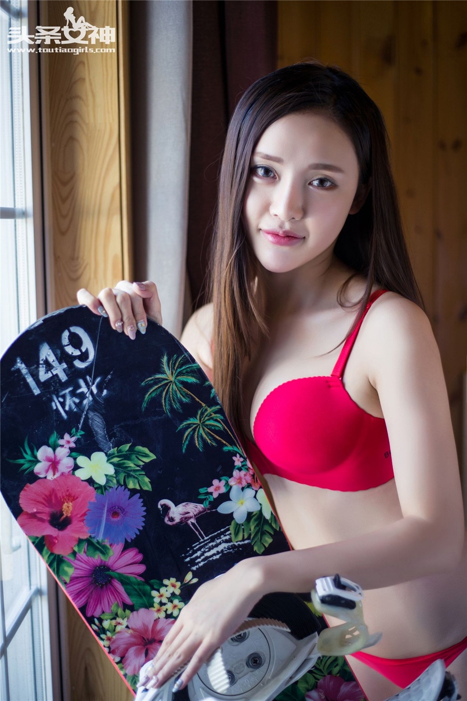 性感内衣模特崔昭妍最新滑板写真