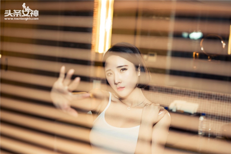 白皙短发美女秦若兮居家性感写真