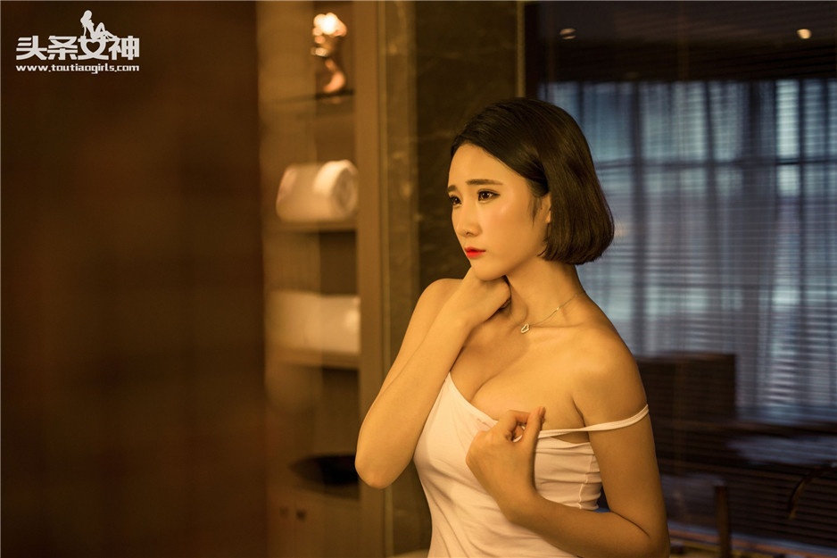 白皙短发美女秦若兮居家性感写真