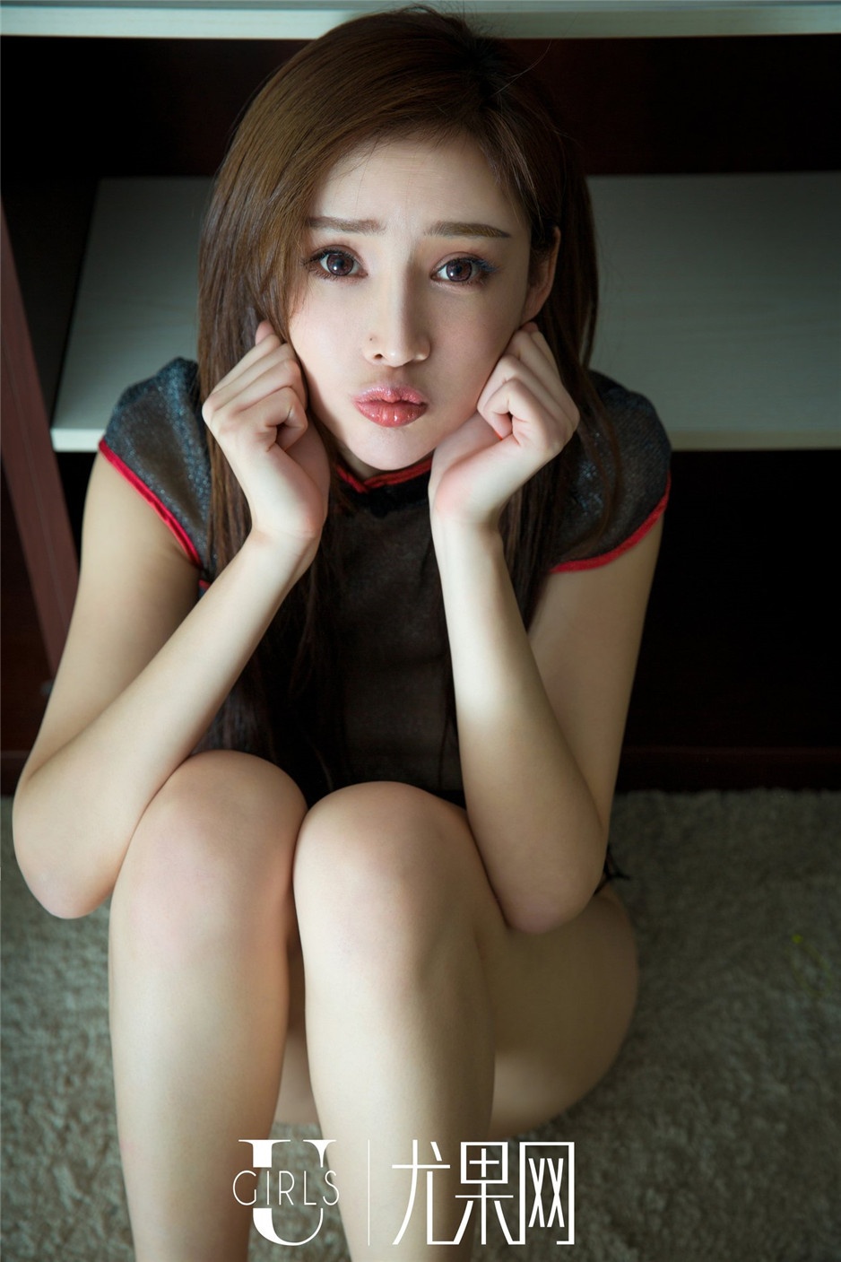 尤果网性感美女周妍希制服写真