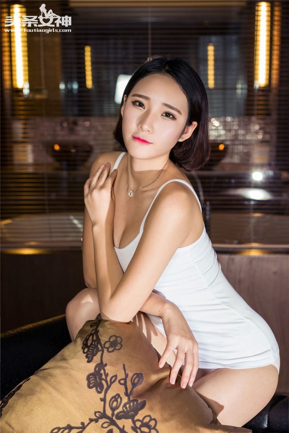 白皙短发美女秦若兮居家性感写真