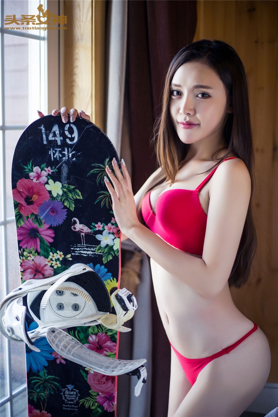性感内衣模特崔昭妍最新滑板写真