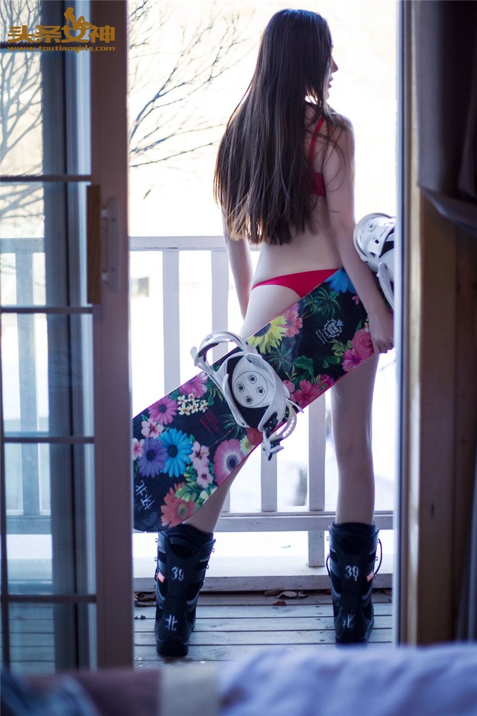 性感内衣模特崔昭妍最新滑板写真