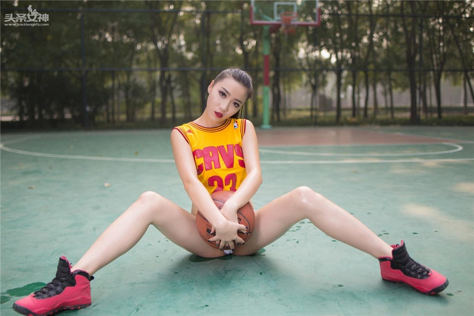 马尾美女瑷珍珍性感篮球宝贝图片