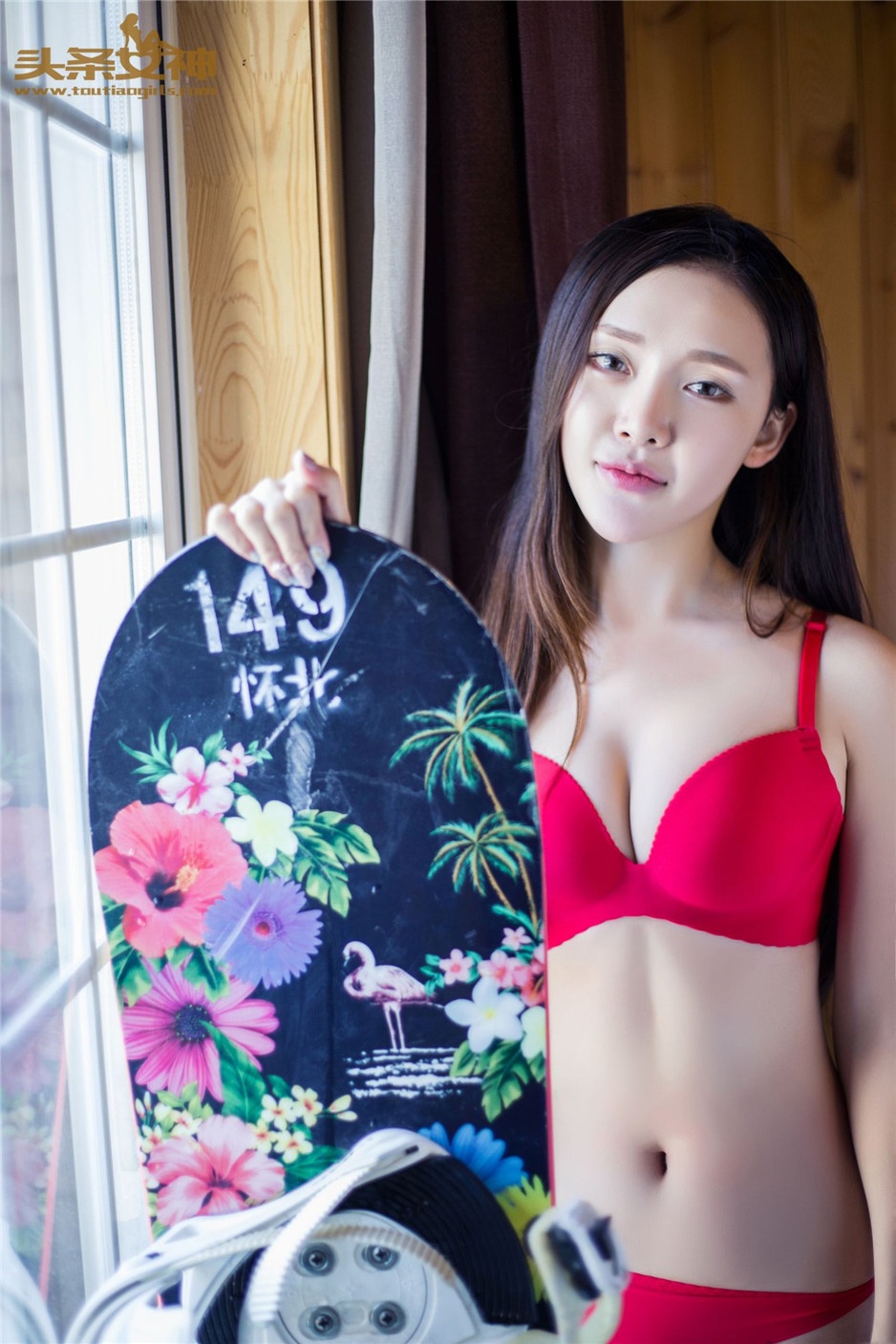 性感内衣模特崔昭妍最新滑板写真