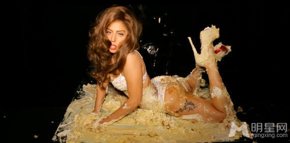 Lady Gaga新歌《Cake Like Lady Gaga》MV花絮