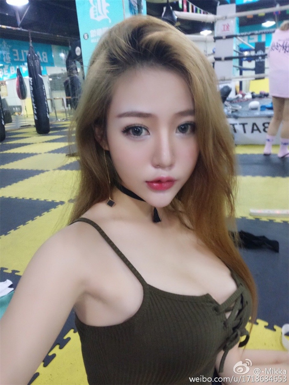 90后时尚美女模特Mikka性感迷人图片