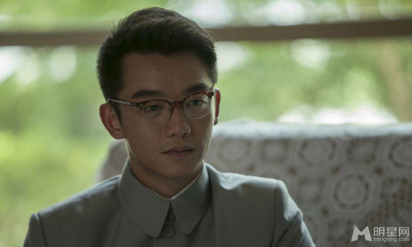 《私人定制》男主演郑恺帅气百变造型海报