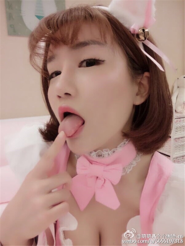 90后童颜美女傲娇萌萌自拍照