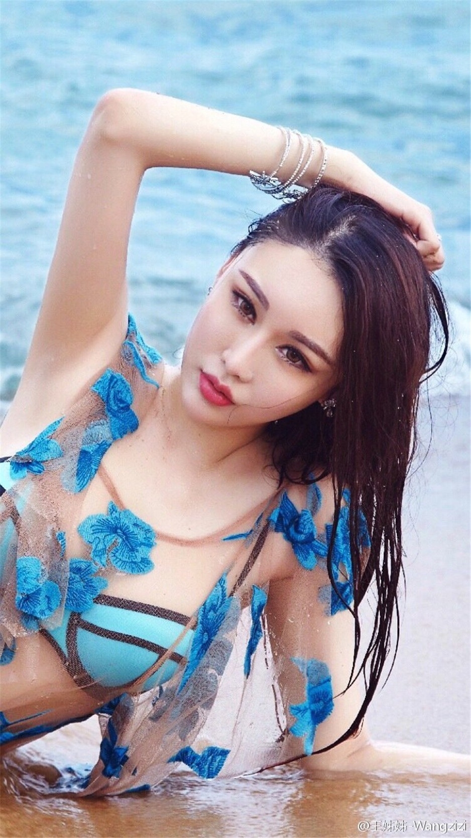妩媚美女王姊姊大秀性感曲线写真
