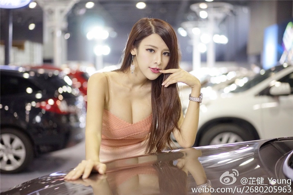 广州车展模特美女芷健Young高清自拍图片