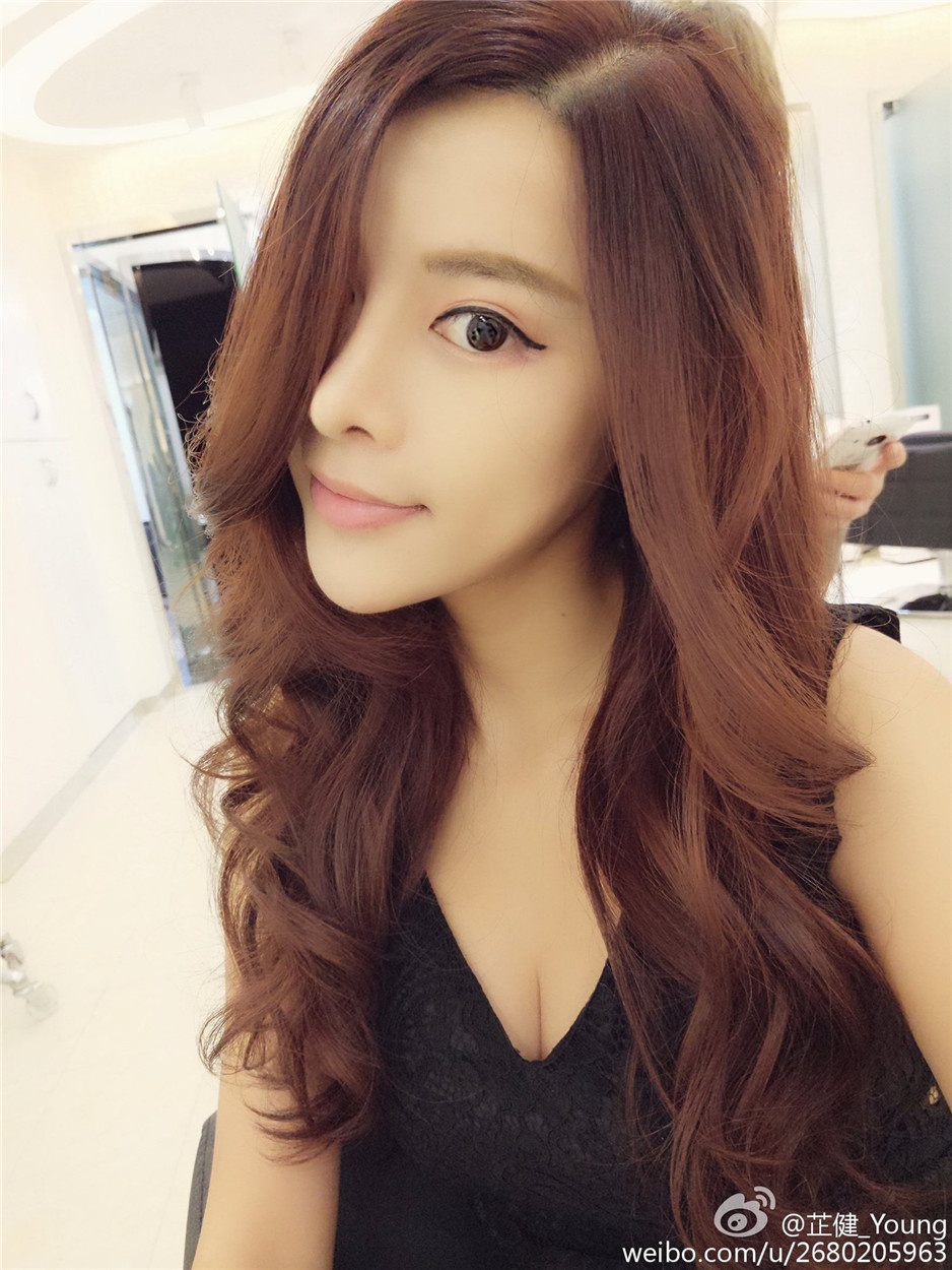 广州车展模特美女芷健Young高清自拍图片