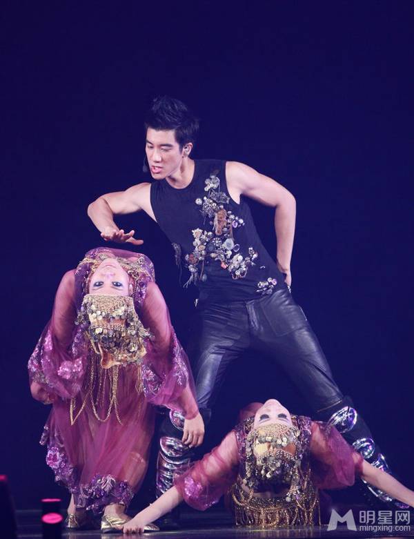 王力宏香港演唱会与女模暧昧大跳贴身热舞