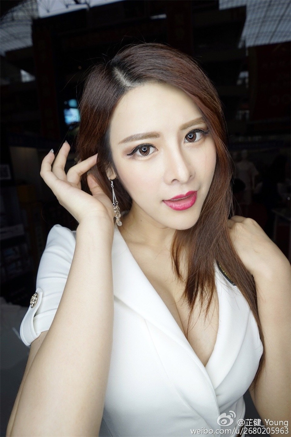 广州车展模特美女芷健Young高清自拍图片