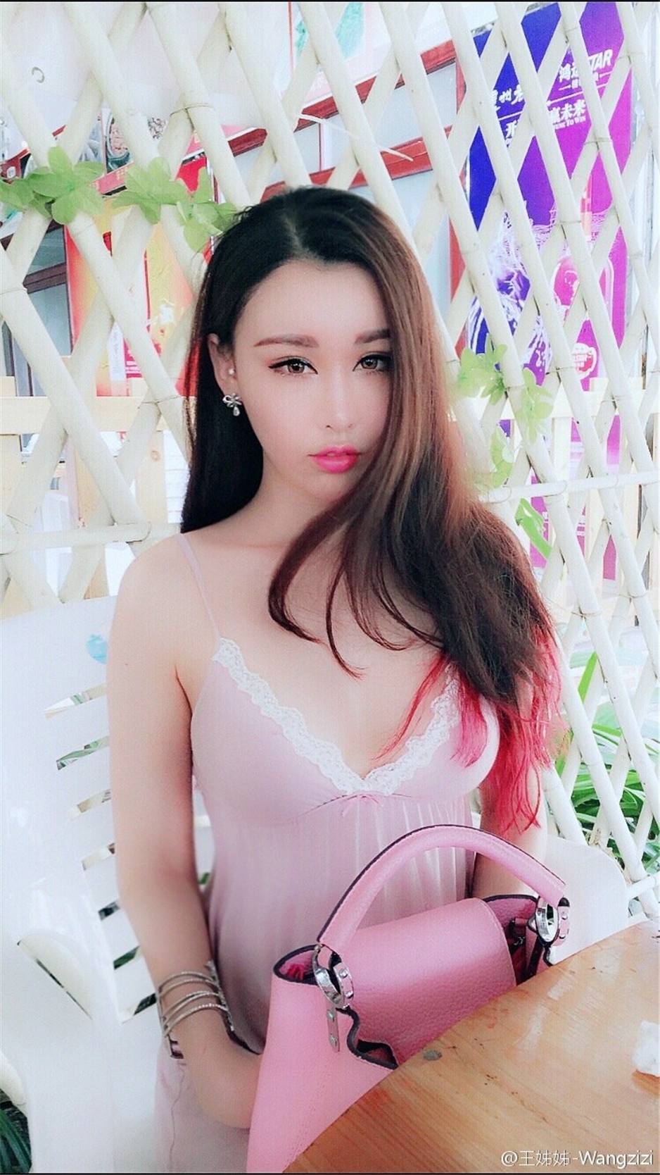 妩媚美女王姊姊大秀性感曲线写真