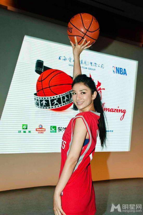 女演员黄奕为《神奇》变身篮球宝贝组图
