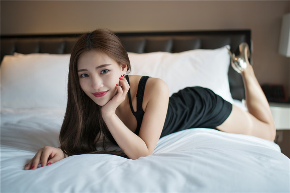 长发美女模特床上性感写真