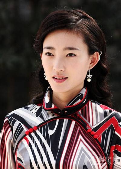 王丽坤理发师优雅旗袍装 尽显东方魅力