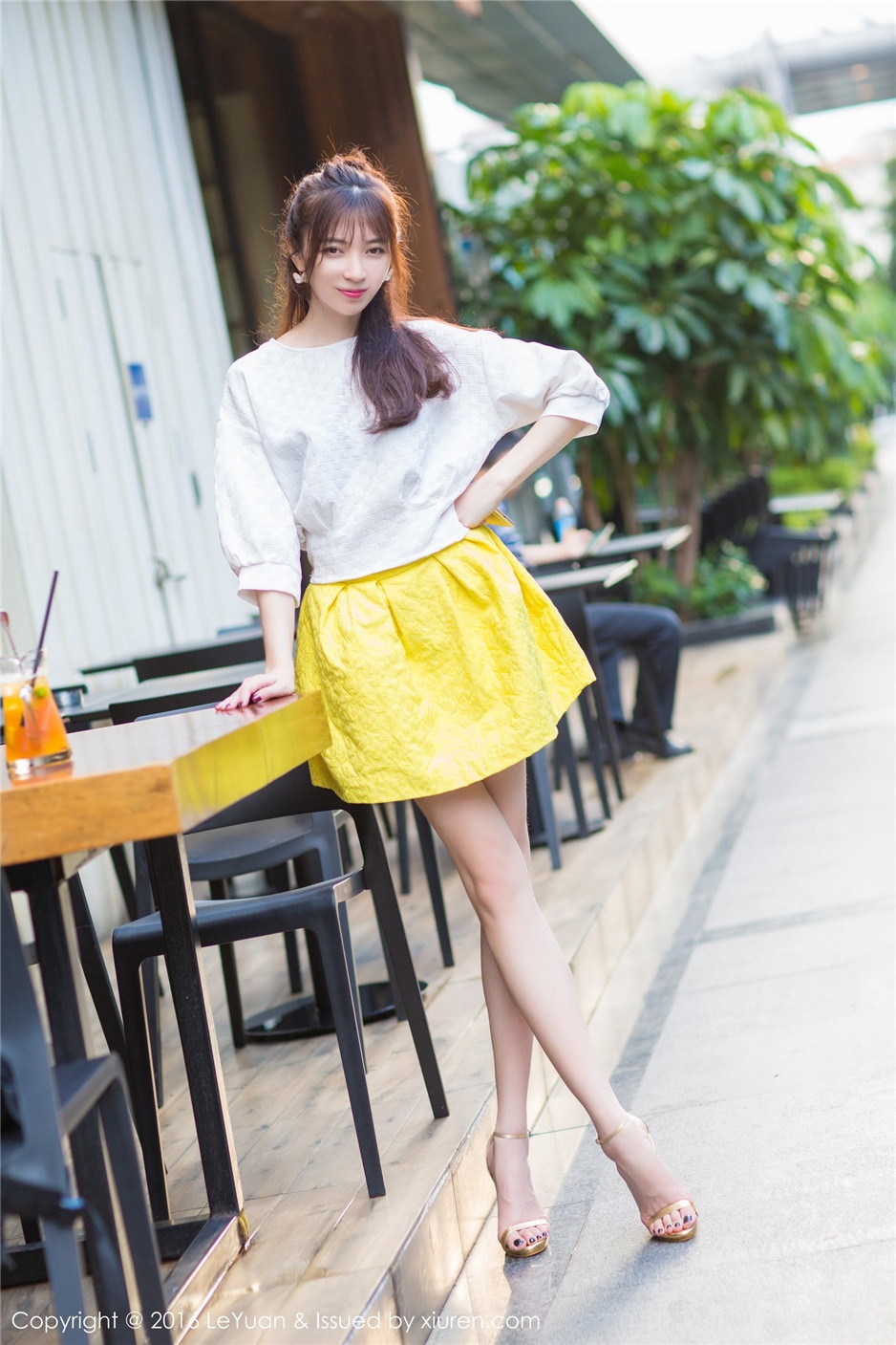 骨感美女楚琪kiki性感超短裙写真